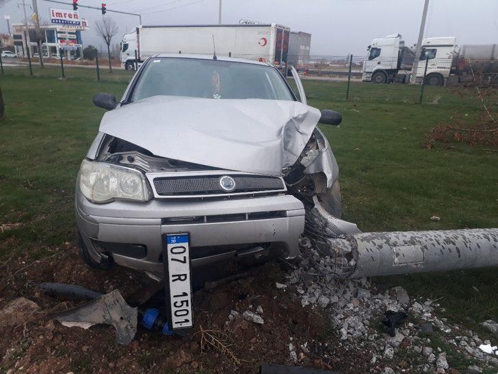 Aydınlatma direğini çarparak deviren otomobilde 3 kişi yaralandı G3