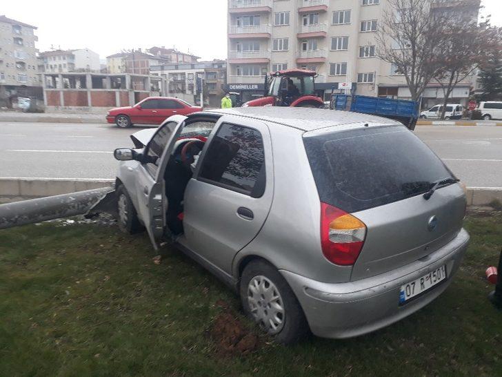 Aydınlatma direğini çarparak deviren otomobilde 3 kişi yaralandı G4