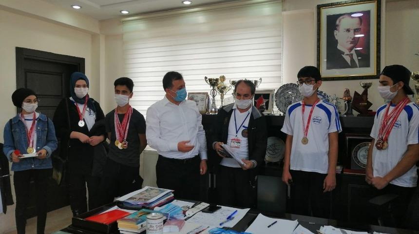 Çalışkan muhtar, gençleri milli takıma hazırlıyor