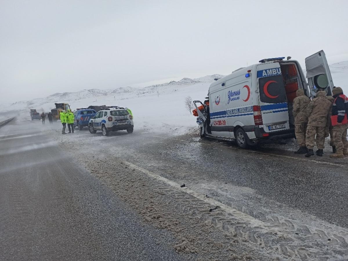 Ambulans tırla &ccedil;arpıştı: 1 &ouml;l&uuml; 1 yaralı