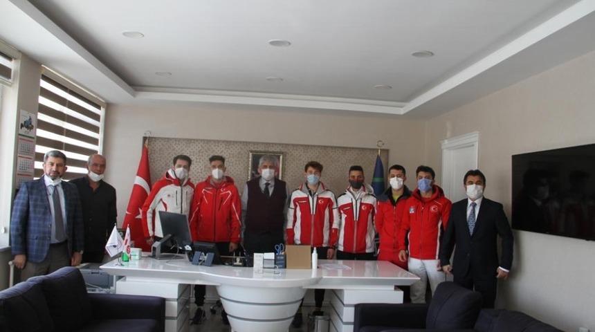Kayakla Atlama Milli Takımı Genel M&uuml;d&uuml;r Akbaş&rsquo;ı ziyaret etti