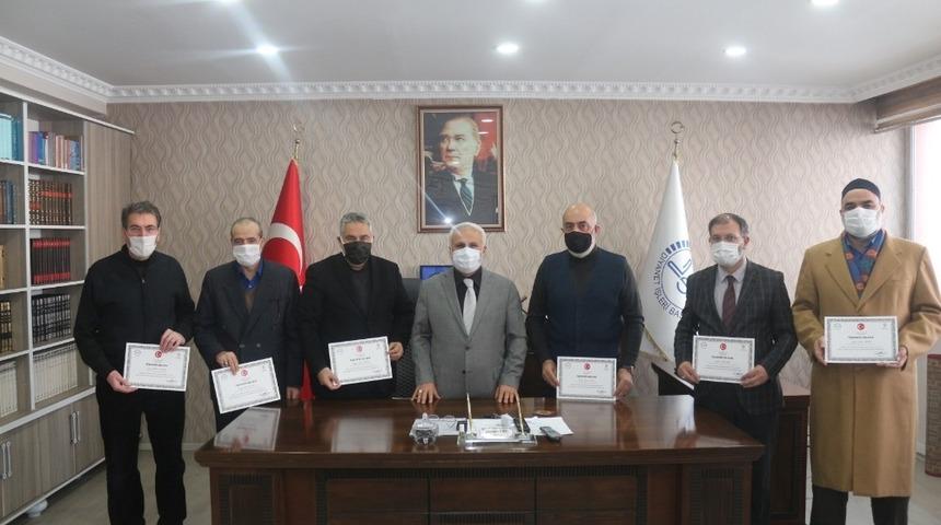 M&uuml;ft&uuml; Top&ccedil;u,  TDV Ağrı Şubesi Vakıf &Uuml;yelerine &ldquo;Teşekk&uuml;r Belgesi&rdquo; Verdi