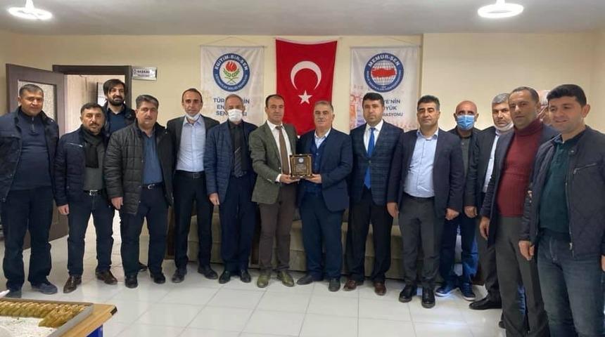 Emekli olan &ouml;ğretmene plaket