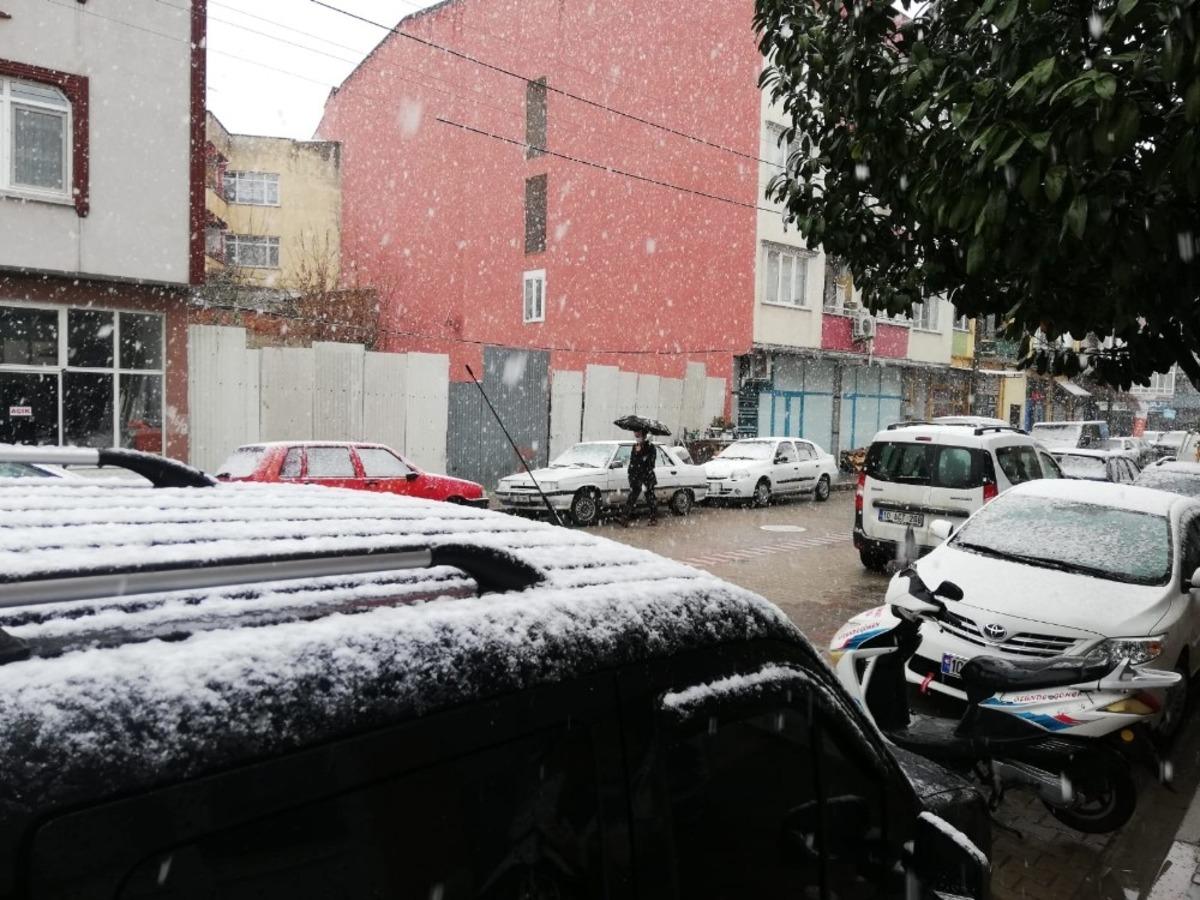 Balıkesir ve il&ccedil;elerinde kar yağışı başladı