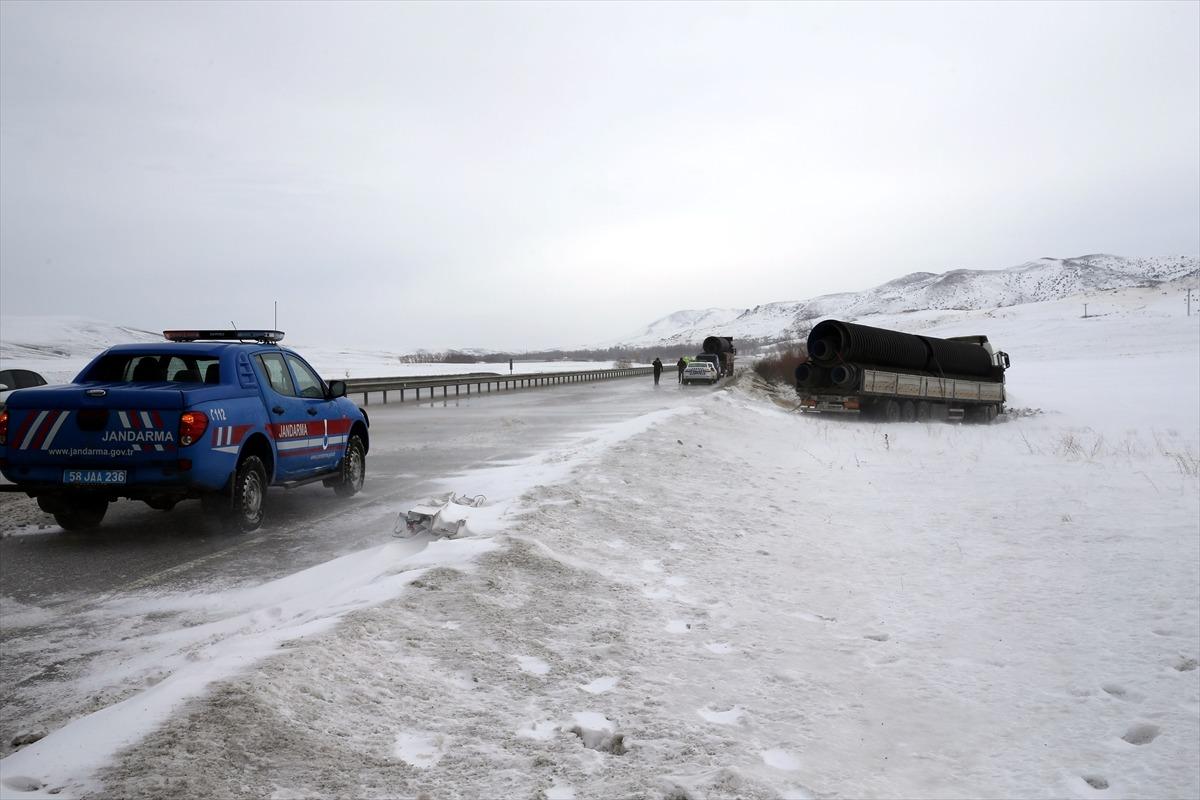 Sivas'ta tıra arkadan &ccedil;arpan ambulanstaki hemşire &ouml;ld&uuml;, şof&ouml;r yaralandı