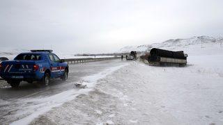 Sivas'ta tıra arkadan çarpan ambulanstaki hemşire öldü, şoför yaralandı