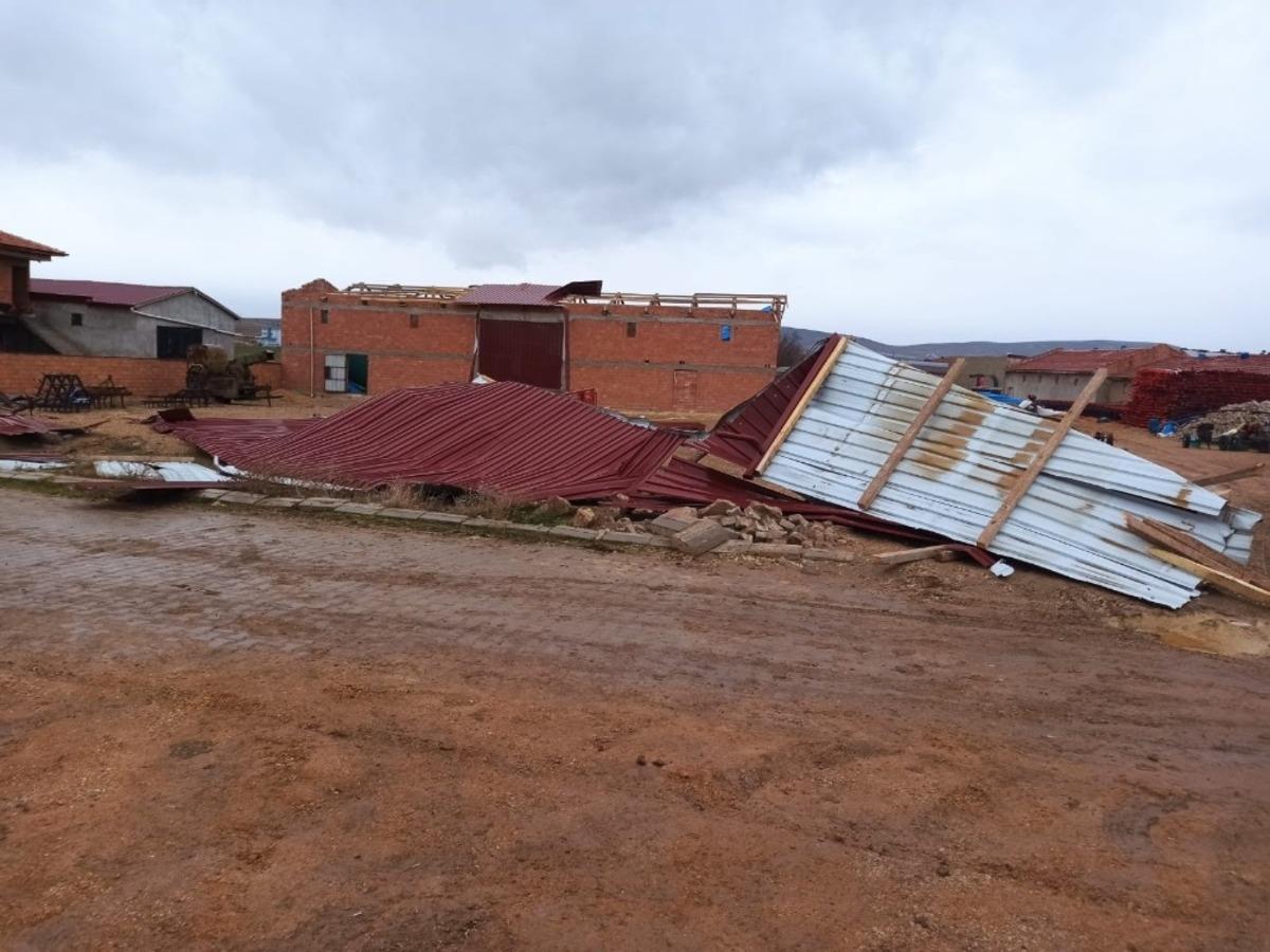 Şiddetli r&uuml;zgar hayatı olumsuz etkiledi