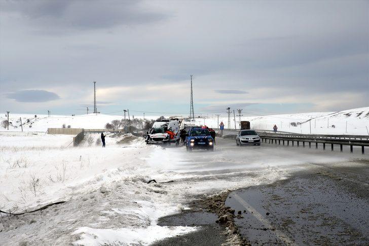 Sivas'ta tıra arkadan çarpan ambulanstaki hemşire öldü, şoför yaralandı G2