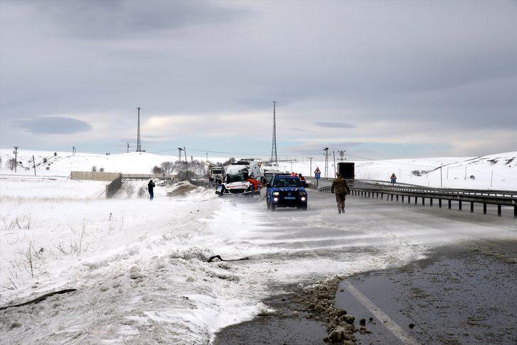 Sivas'ta tıra arkadan çarpan ambulanstaki hemşire öldü, şoför yaralandı G3
