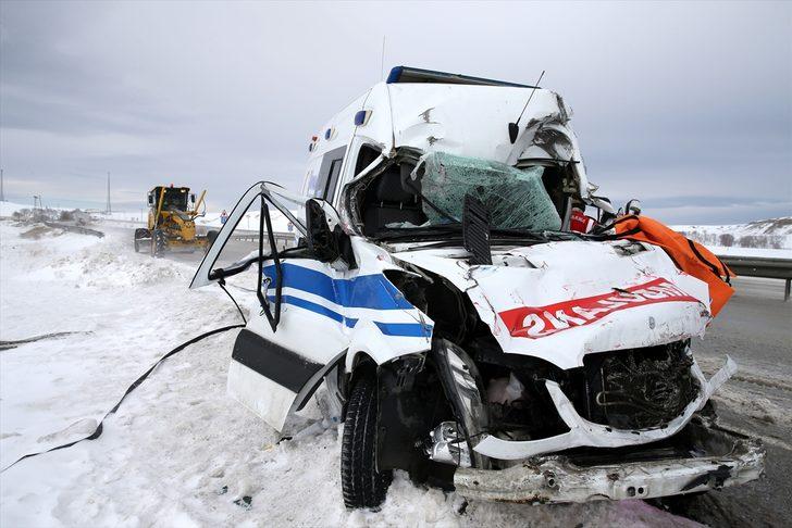 Sivas'ta tıra arkadan çarpan ambulanstaki hemşire öldü, şoför yaralandı G4