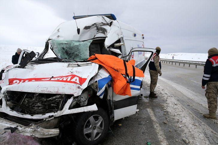 Sivas'ta tıra arkadan çarpan ambulanstaki hemşire öldü, şoför yaralandı G5