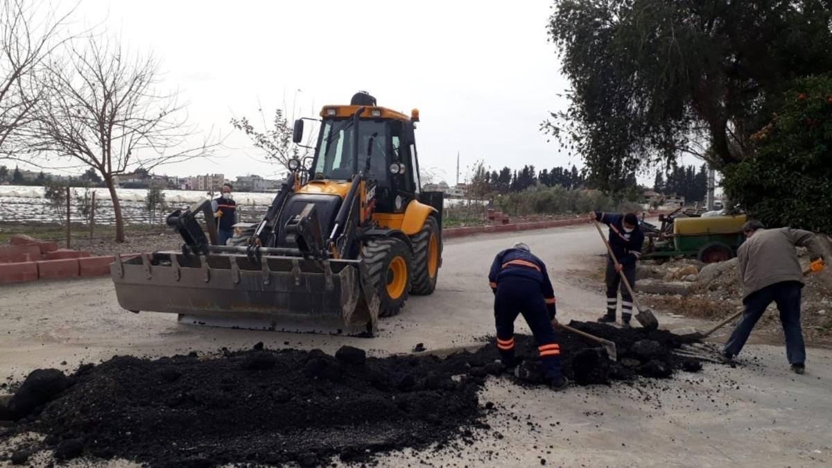 Akdeniz Belediyesi Fen İşleri ekipleri &ccedil;alışmalarını aralıksız s&uuml;rd&uuml;r&uuml;yor