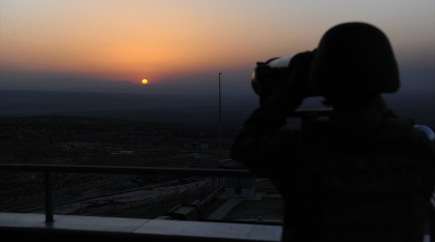 Hatay'da yılbaşı gecesi yakalanan 12 DEAŞ'lı ter&ouml;ristten birinin kırmızı b&uuml;ltenle arandığı belirlendi