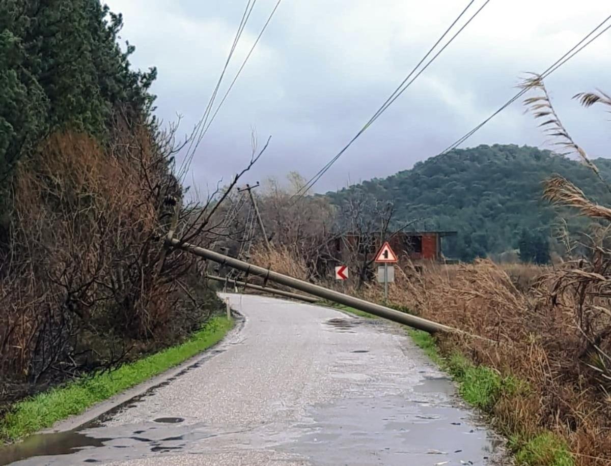 Ortaca&rsquo;da fırtına &ccedil;atıları u&ccedil;urdu, aydınlatma direklerini devirdi