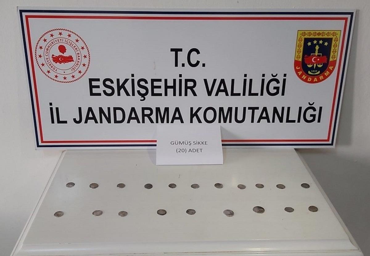 Satılması i&ccedil;in Eskişehir&rsquo;e getirilen 25 g&uuml;m&uuml;ş sikke ele ge&ccedil;irildi