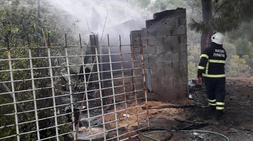 Odunluktaki yangın ormana sıçramadan söndürüldü