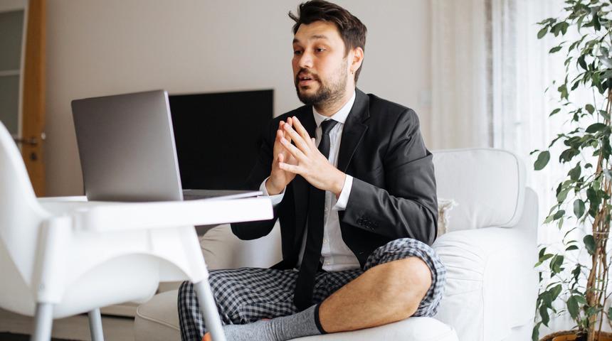 Evden çalışanların üçte biri toplantı sırasında pijama giyiyor