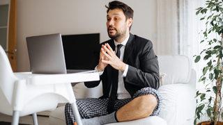Evden çalışanların üçte biri toplantı sırasında pijama giyiyor