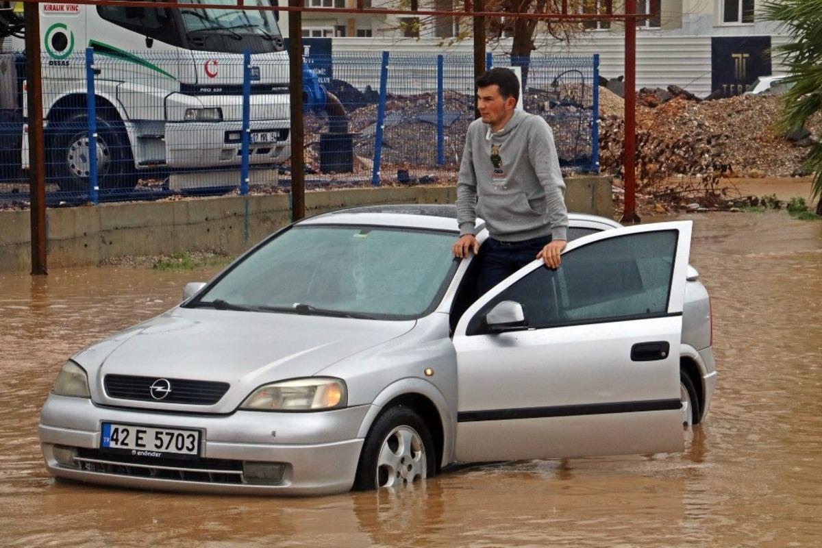 Antalya&rsquo;da yollar g&ouml;le d&ouml;nd&uuml;, s&uuml;r&uuml;c&uuml;ler mahsur kaldı
