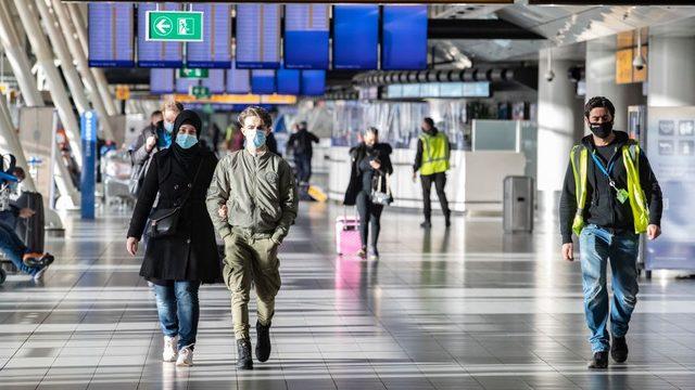 Yeni koronavirüs varyantlarının ortaya çıkması, ülkeleri sınırlarını kapatmaya yöneltti.