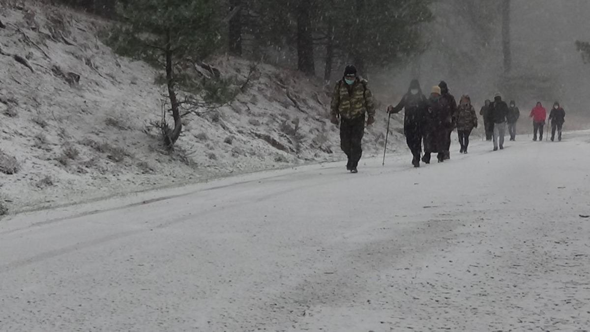 Kazdağları&rsquo;nda kar, ovalarında su baskınları var