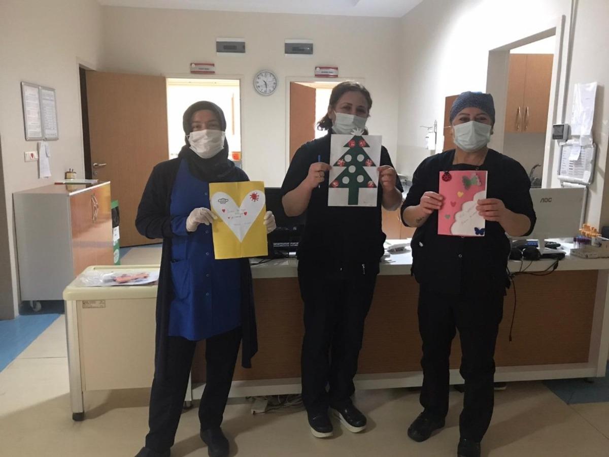 Minik ellerden sağlık &ccedil;alışanlarına hediye