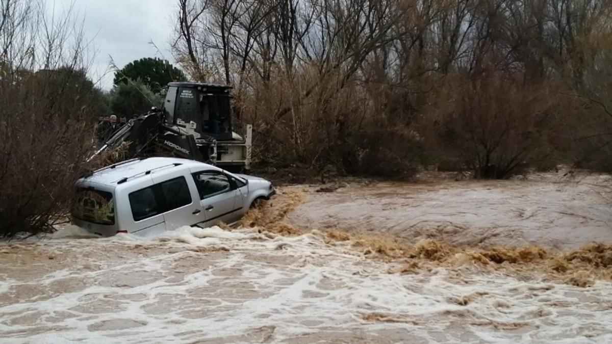 Sel sularına kapılan ara&ccedil; dereye s&uuml;r&uuml;klendi