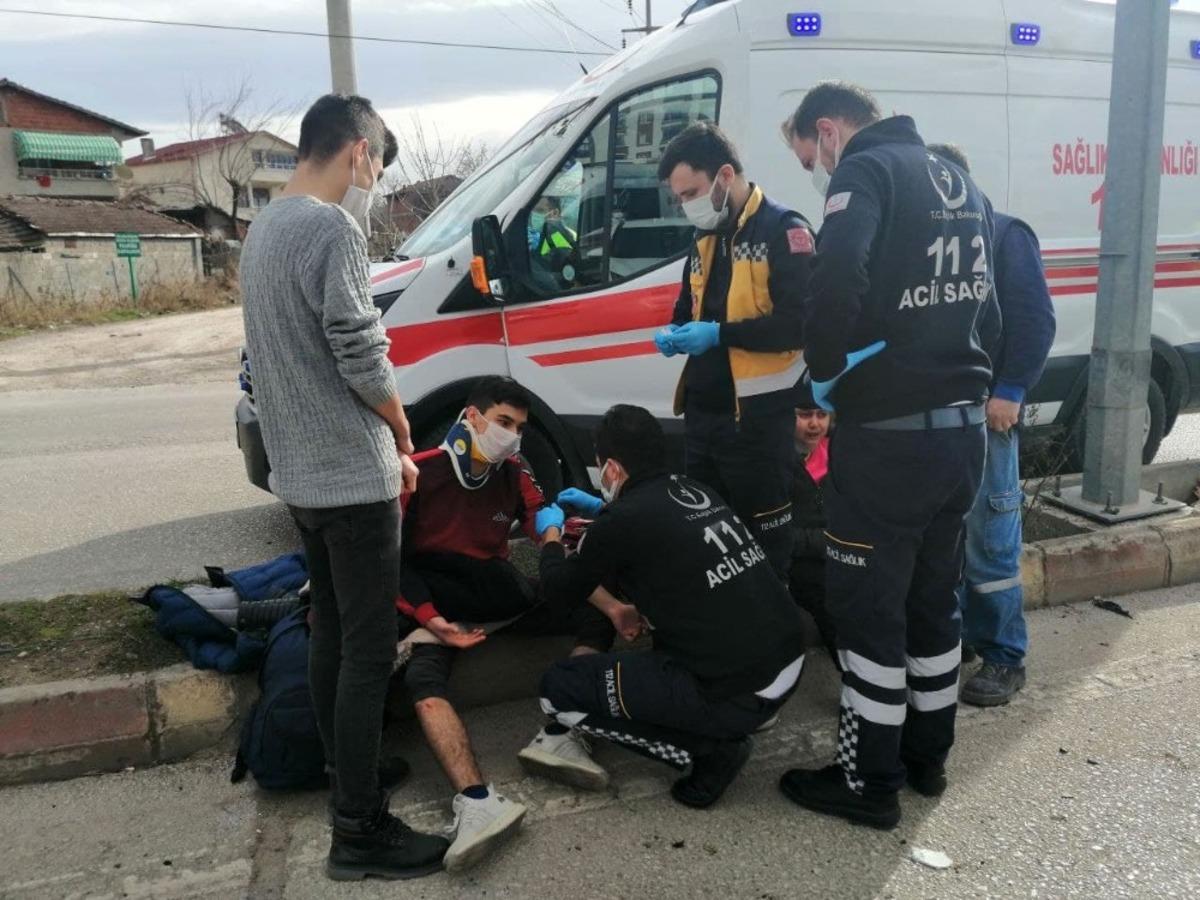 Yolcu minib&uuml;s&uuml; otomobile &ccedil;arptı: 5 yaralı