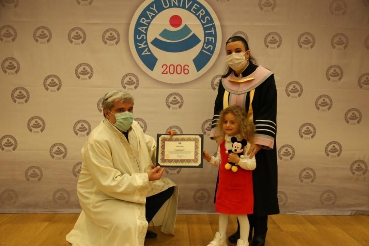 AS&Uuml;&rsquo;de unvanda y&uuml;kselen akademisyenler c&uuml;bbelerini giydi