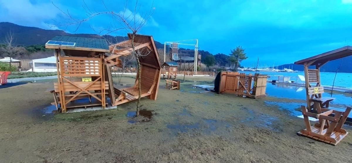 Marmaris&rsquo;te fırtına sonrası &ccedil;alışmalar s&uuml;r&uuml;yor