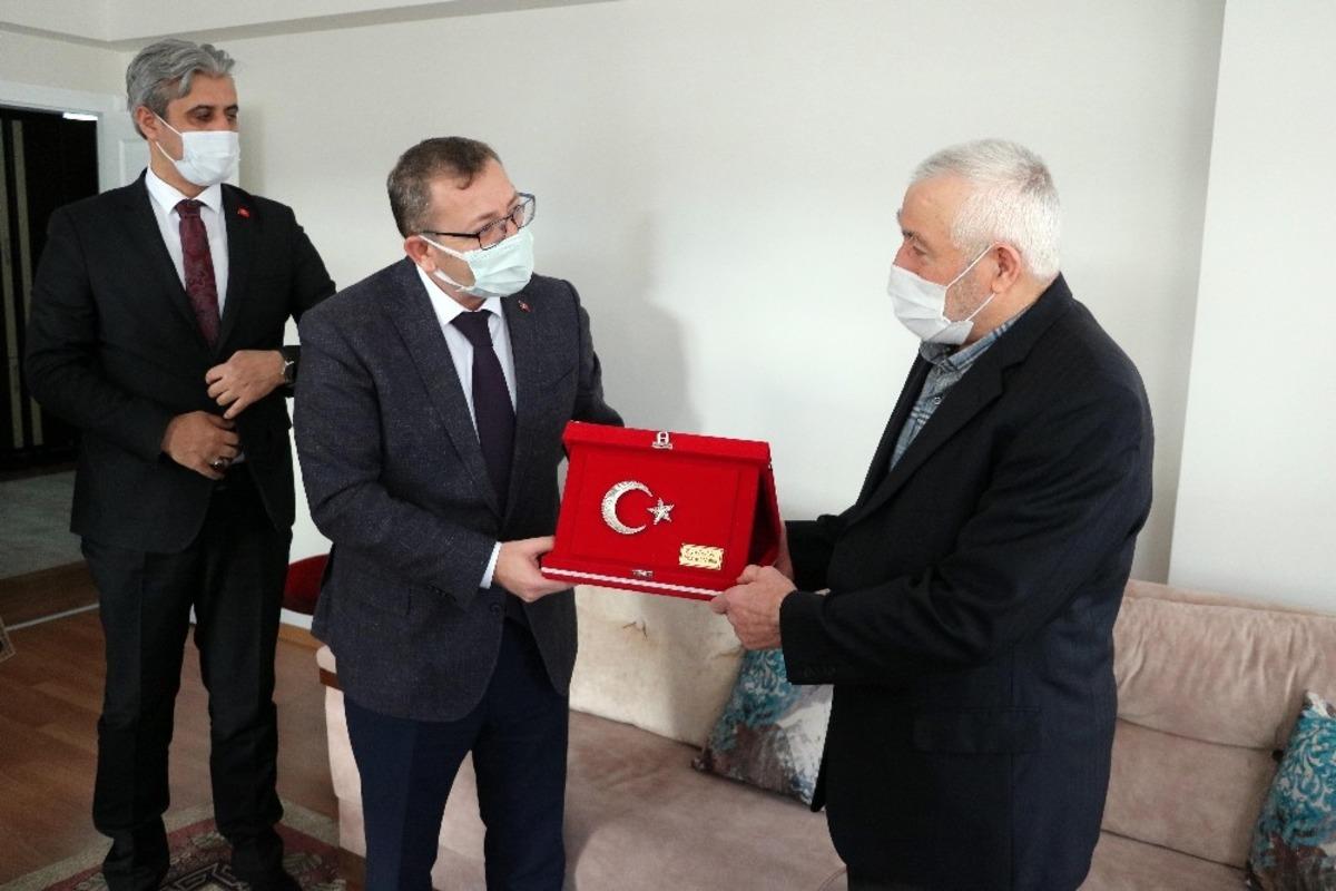 Validen bayrak hassasiyeti g&ouml;steren 75 yaşındaki Altın&rsquo;a ziyaret