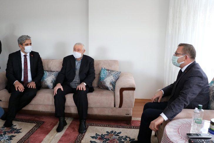 Validen bayrak hassasiyeti gösteren 75 yaşındaki Altın’a ziyaret G3