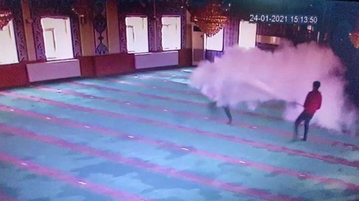 5 çocuğun yangın tüpü sıkıp zarar verdiği caminin cemaati: "Yaşananlara üzüldük" G1