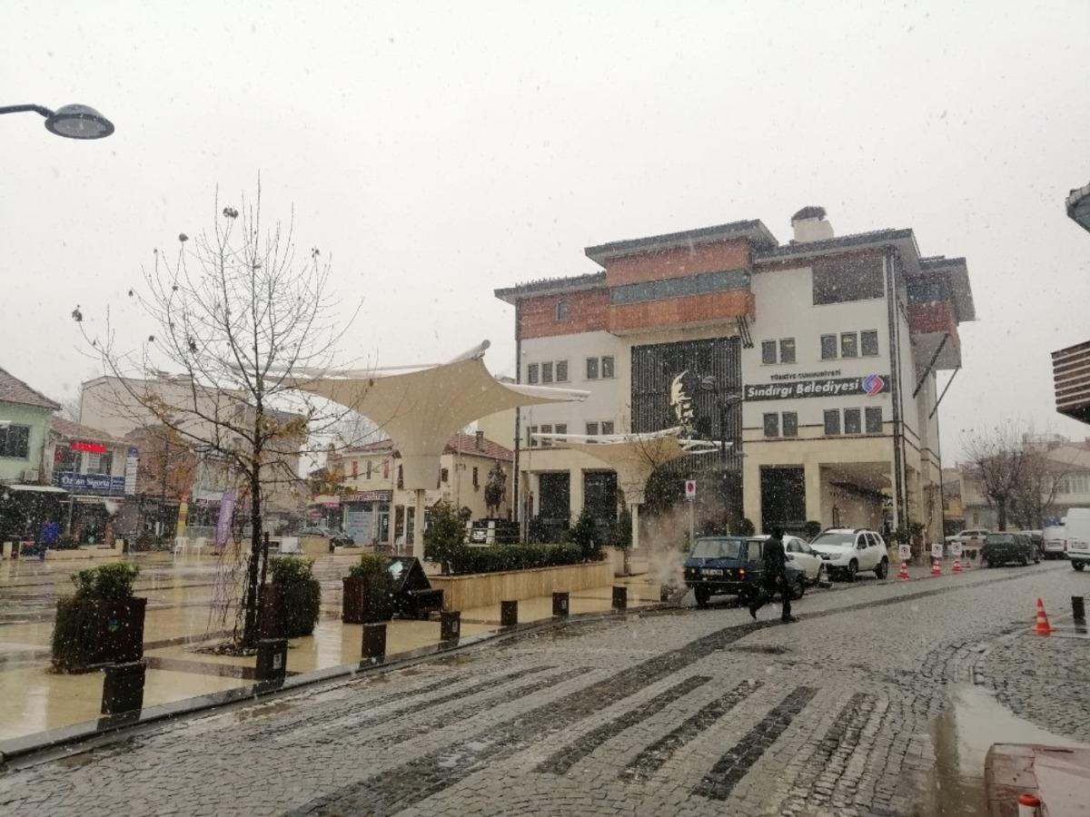 Sındırgı ve G&ouml;nen il&ccedil;elerinde kar yağışı etkili oluyor