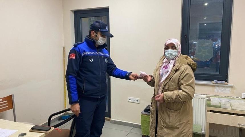 Zabıta ekipleri buldukları 1000 TL&rsquo;yi sahibine teslim etti