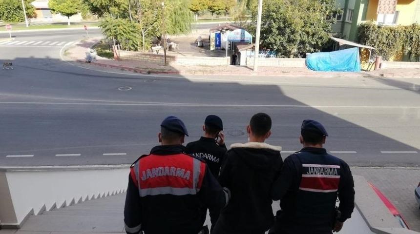 Jandarma, 4 yıl 2 ay kesinleşmiş hapis cezası ile aranan şahsı yakaladı