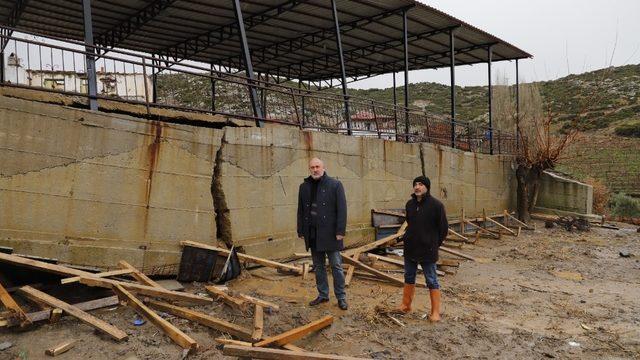 Manisa&rsquo;da d&uuml;ğ&uuml;n salonu yağmur nedeniyle &ccedil;&ouml;kt&uuml; 1