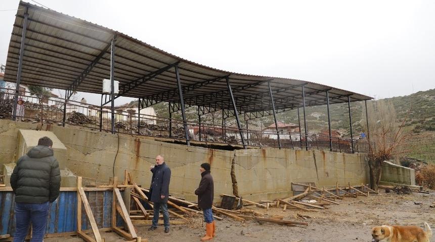Manisa&rsquo;da d&uuml;ğ&uuml;n salonu yağmur nedeniyle &ccedil;&ouml;kt&uuml;