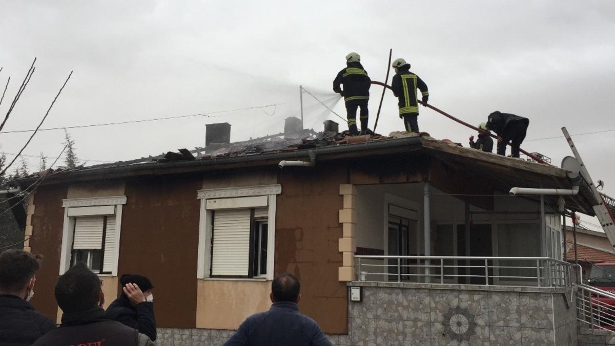 Konya&rsquo;da m&uuml;stakil evin &ccedil;atısında yangın
