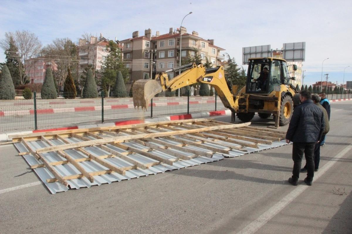 Karaman&rsquo;da u&ccedil;an &ccedil;atı, altge&ccedil;idi trafiğe kapattı