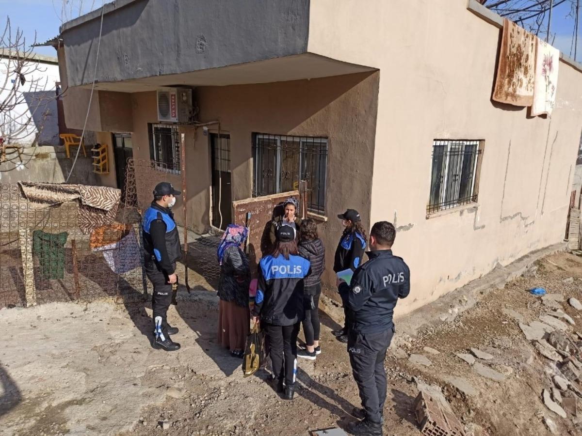 Cizre polisinden ihtiya&ccedil; sahibi ailelere kıyafet yardımı