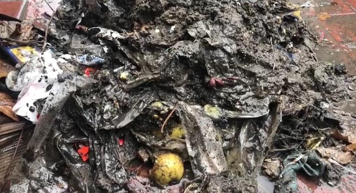 Yağmur suyu ızgarasından &ccedil;ıkanlar pes dedirtti