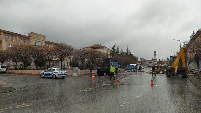 Konya’da şiddetli rüzgar adliye binasının çatısını uçurdu