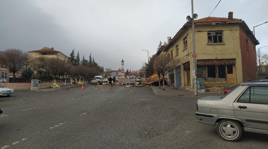 Konya&rsquo;da şiddetli r&uuml;zgar adliye binasının &ccedil;atısını u&ccedil;urdu