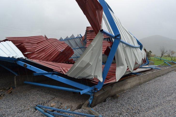 Milas’ta fırtına dev çatıyı kağıt gibi savurdu G1