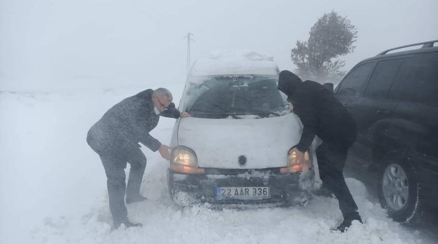 Edirne Valisi, karda mahsur kalan araçları itti