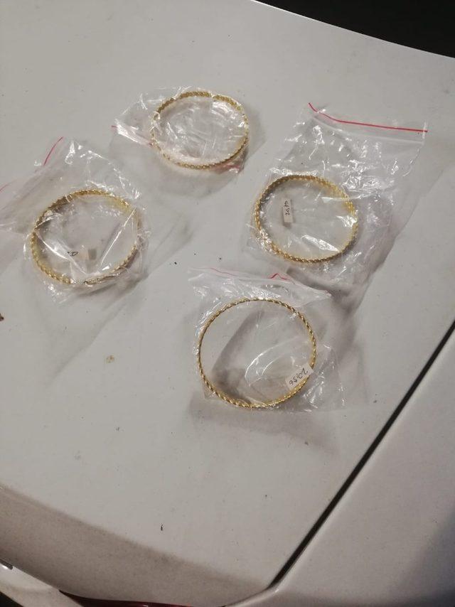 Sahte bilezikler iki dolandırıcının ayakkabısının astarından çıktı 1
