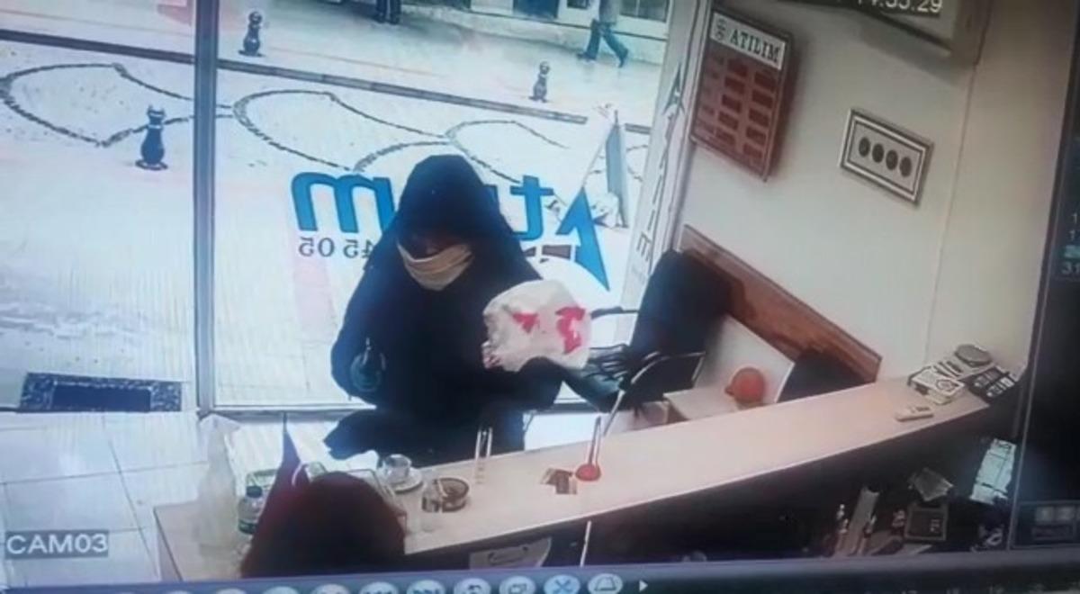 D&ouml;viz b&uuml;rosunu soymaya &ccedil;alışan silahlı saldırgan, kadın &ccedil;alışan direnince b&ouml;yle ka&ccedil;tı