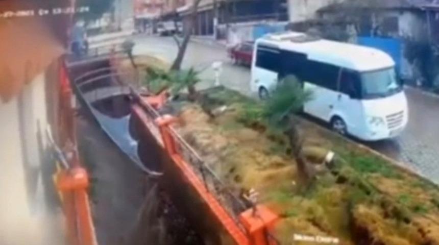 İzmir&rsquo;de istinat duvarının &ccedil;&ouml;kme anı g&uuml;venlik kamerasında