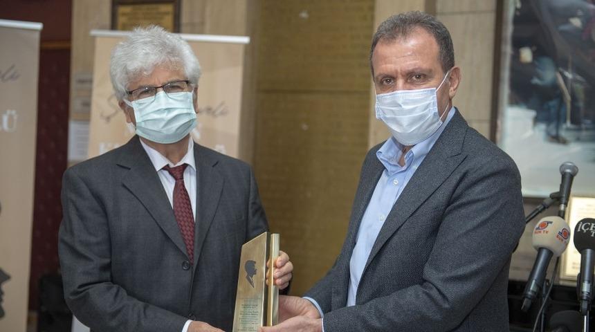 Şinasi Develi Mersin Kent &Ouml;d&uuml;l&uuml; Yazar &Ccedil;ağlar&rsquo;a takdim edildi